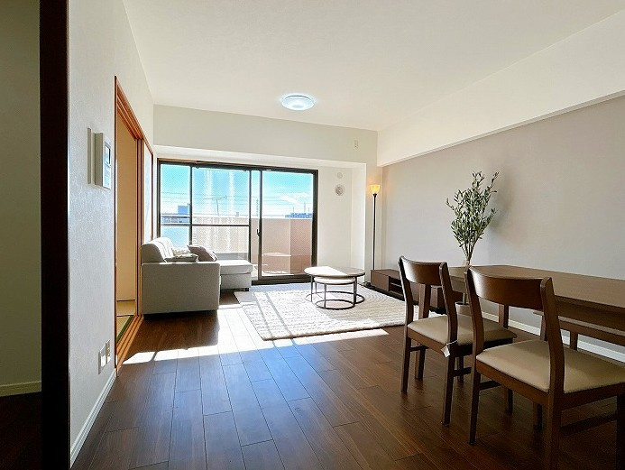 ファミール茜部の居間・リビング