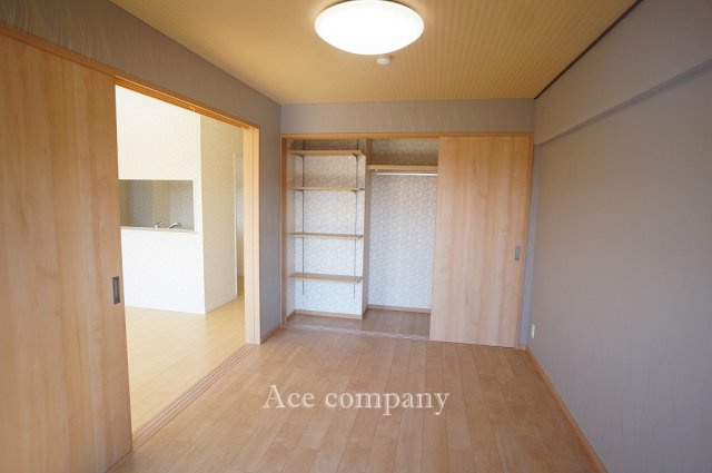 【寝室】 | ライオンズマンション八尾 | 【南側：洋室5.8帖】2025年12月、造作棚新設です♪