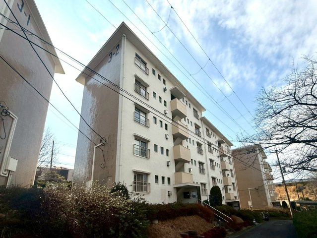 宮向住宅3街区2号棟の外観|敷地内はきれいに整備され、安心して暮らせる住環境です。