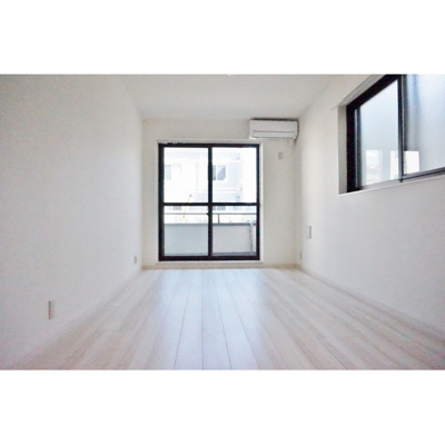 【居間・リビング】 | ウィンコーポ野方駅前 | 9.1帖のきれいな洋室。