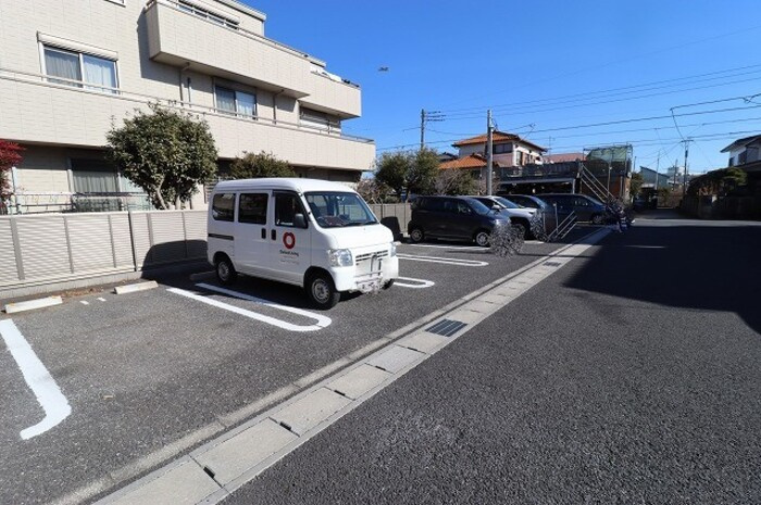 シャルマン・ルミエールの駐車場