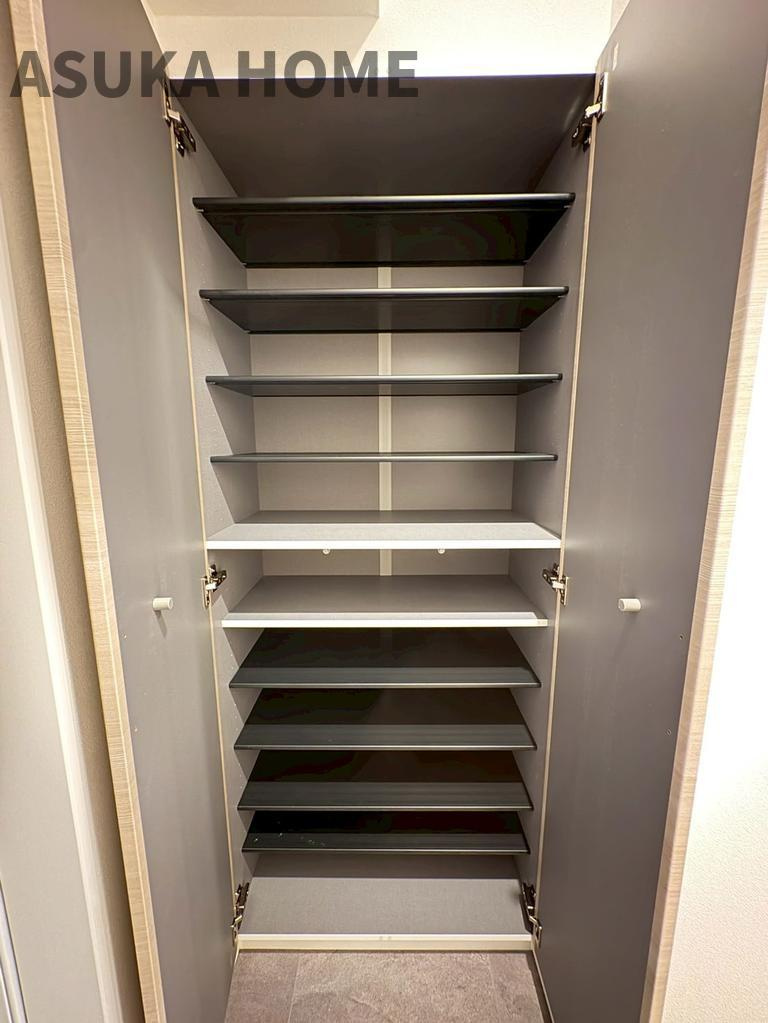 エンゼルハイム日吉 の収納|玄関横のシューズボックスも嬉しい設備です♪