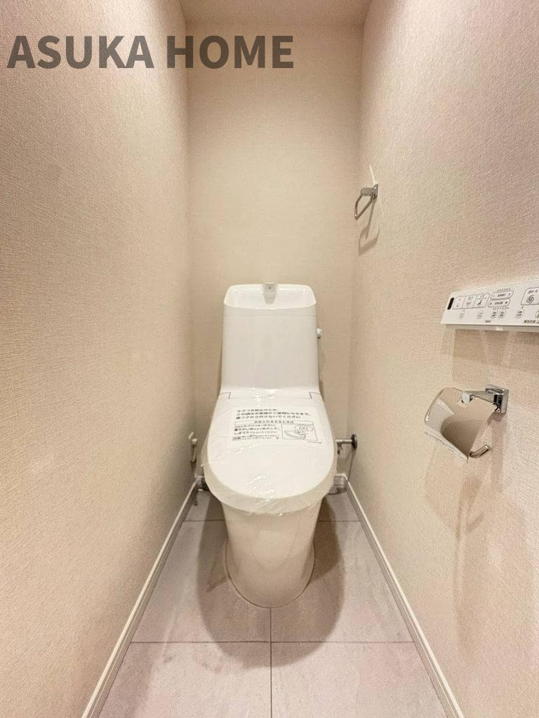 エンゼルハイム日吉 のトイレ|温水洗浄便座のトイレ設備です♪トイレ上部にはあると便利な吊戸棚を設置♪