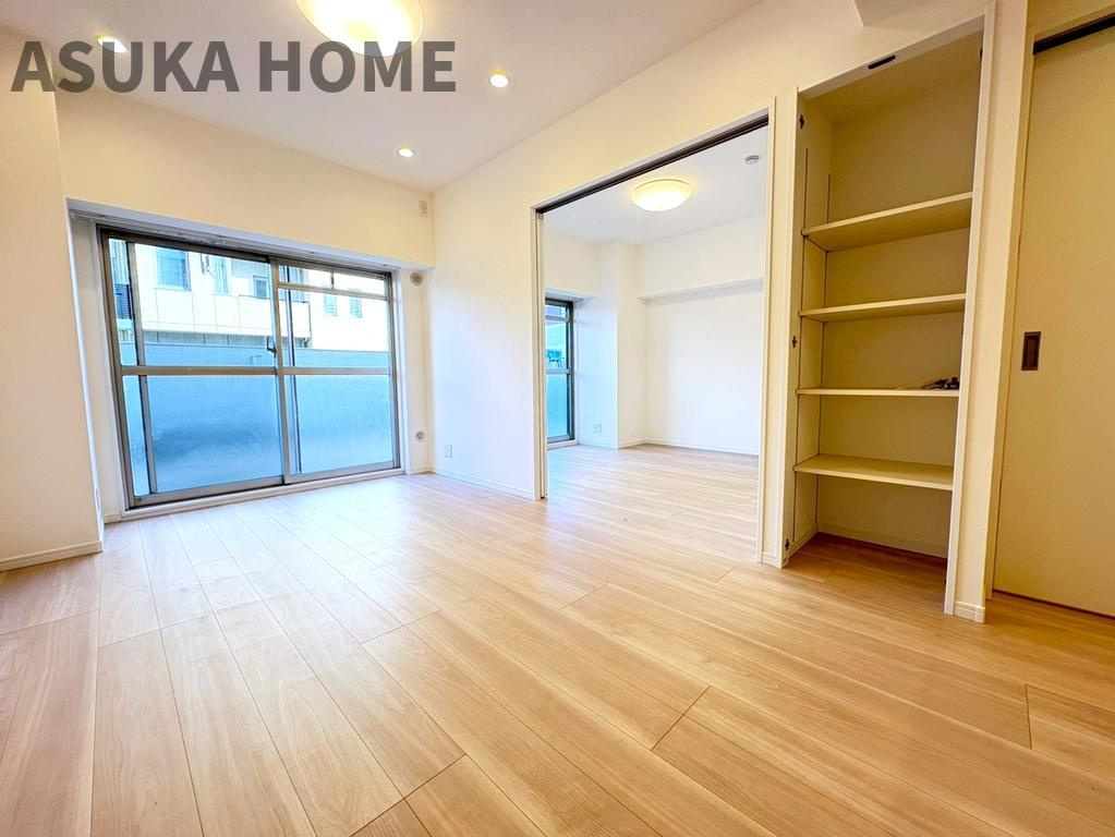 エンゼルハイム日吉 の居間・リビング|大きく開いた窓からは、明るい陽射しが射し込み風も良く抜けるので心地良い空間になってます。