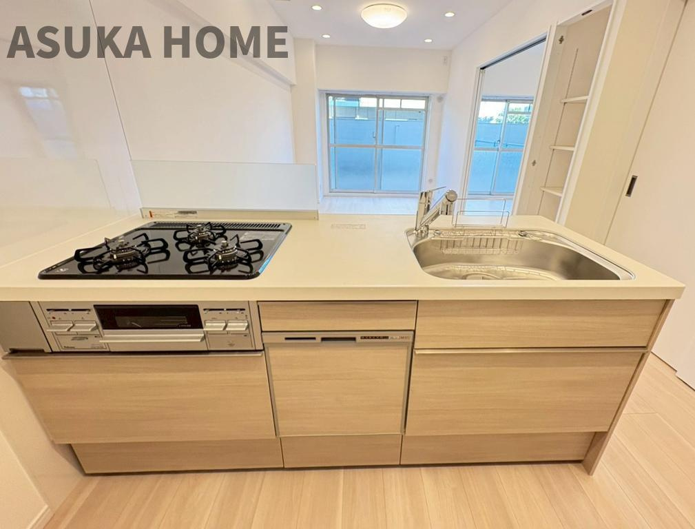 エンゼルハイム日吉 のキッチン|ご夫婦や親子での料理をする時間が楽しくなる使い勝手の良い、広々調理スペース♪