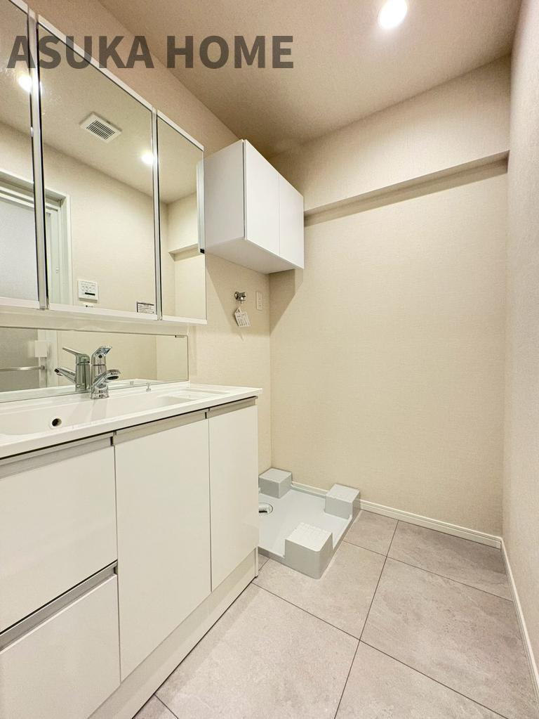 エンゼルハイム日吉 の独立洗面台|使いやすい3面鏡♪シャワー付水栓で洗面台でのシャンプーや毎日の掃除にも便利な設備ですね♪