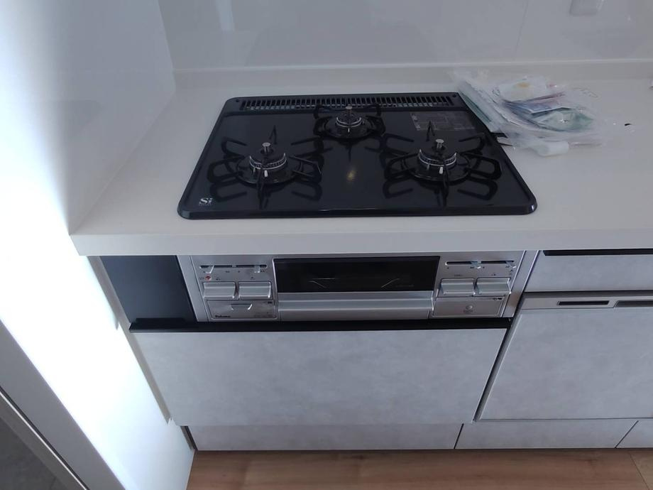 四宮３丁目　中古一戸建てのキッチン|３口コンロ
■物件内覧・資金計画相談・住宅ローン相談、リフォーム相談、お問合せ受付中■
※当日・翌日のご内覧、ご相談はお電話でのお問合せがスムーズです！