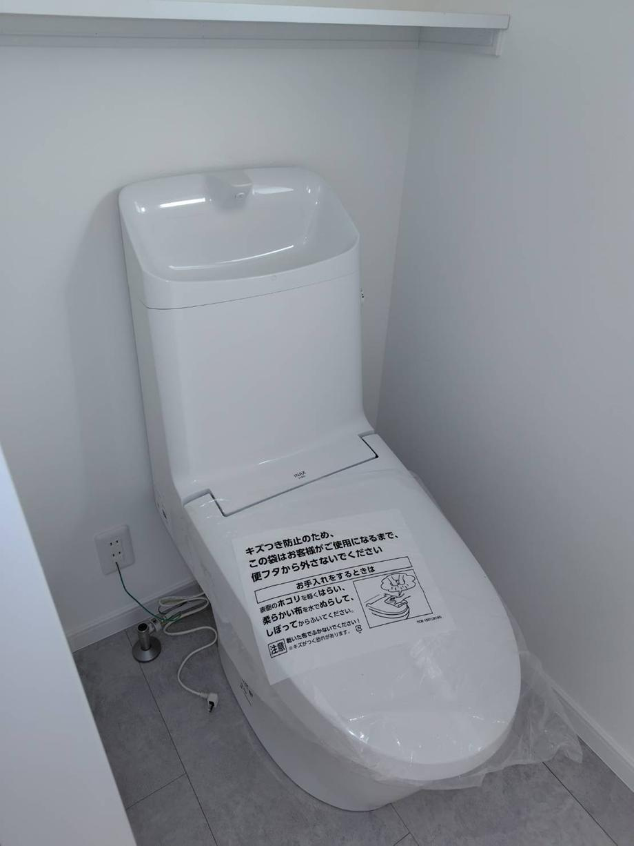 四宮３丁目　中古一戸建てのトイレ|温水洗浄便座付き
■物件内覧・資金計画相談・住宅ローン相談、リフォーム相談、お問合せ受付中■
※当日・翌日のご内覧、ご相談はお電話でのお問合せがスムーズです！