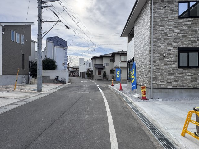 流山市松ケ丘６丁目新築戸建（松ケ丘12期）の前面道路含む現地写真|東側前面道路・幅員約6ｍ