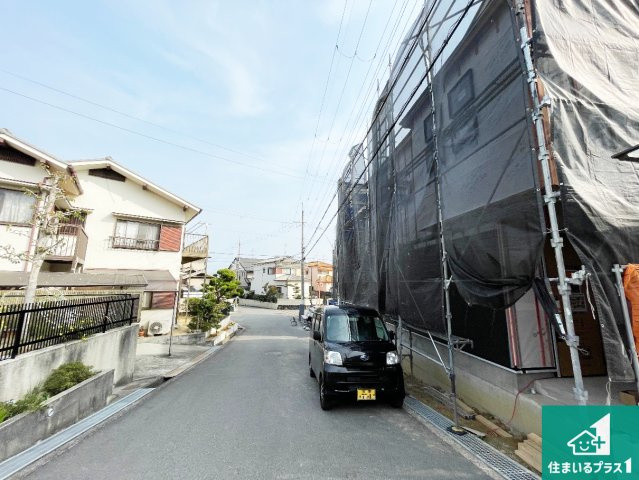 16(土)17(日)現地説明会　香芝市西真美　第1期・第2期　新築一戸建ての前面道路含む現地写真|現在はこんな感じです。完成までが待ち遠しいですね。