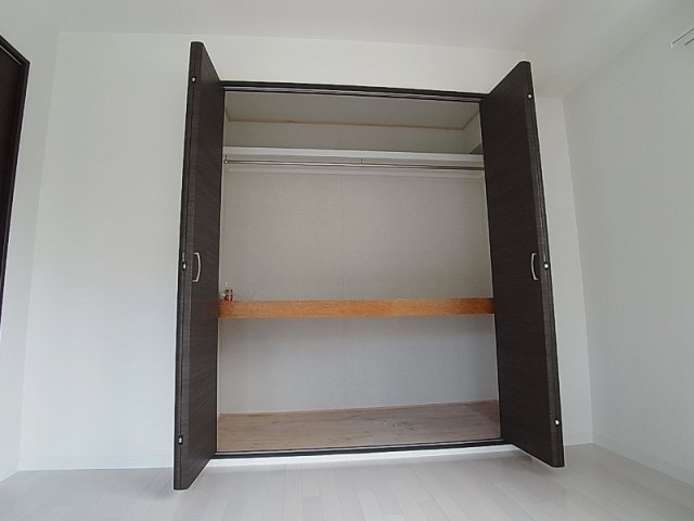 ラムール花山Ａ棟の収納|大容量クローゼット