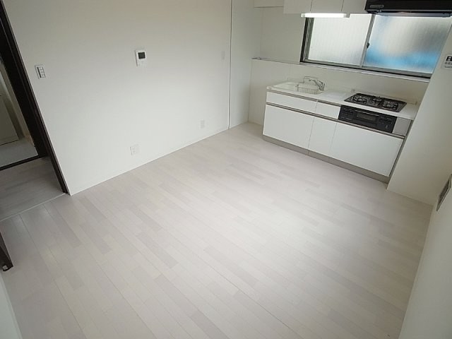 ラムール花山Ａ棟の内装|白基調のフローリングでさらに明るくなってます