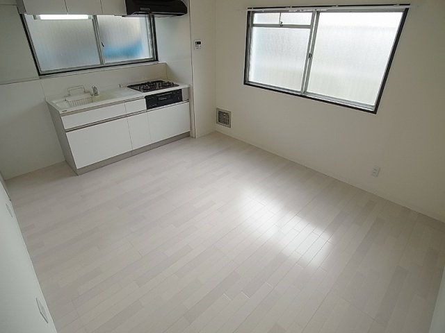 ラムール花山Ａ棟の居間・リビング|内装リノベーション済みで非常に綺麗です