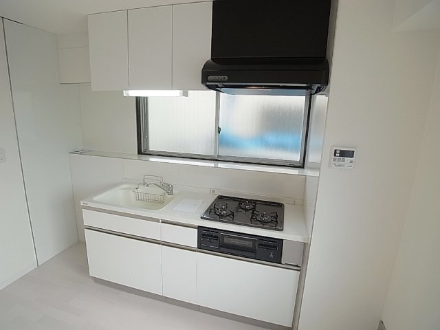 ラムール花山Ａ棟のキッチン|システムキッチン。３口ガスコンログリル付き