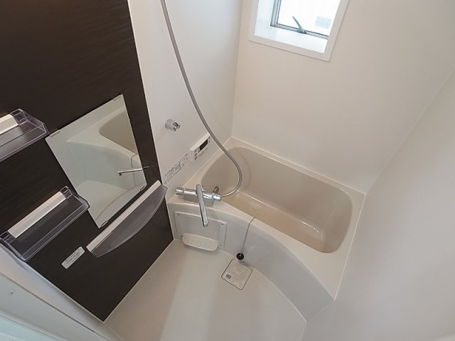 ラムール花山Ａ棟の浴室|追い炊き機能付きバスルーム、シングルレバーで温度調整ラクラク