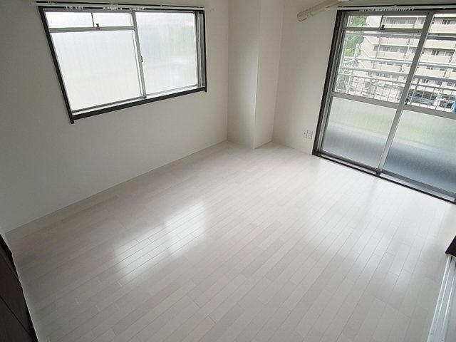 ラムール花山Ａ棟の内装|角部屋で日当たり良好