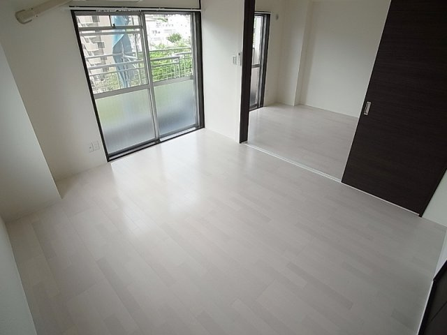 ラムール花山Ａ棟の内装|洋室間仕切り開けて、開放的な室内