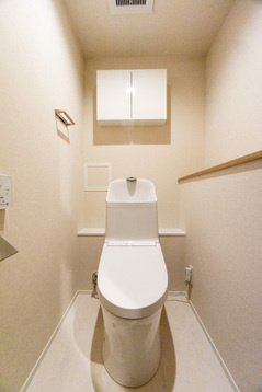 ファミールグラン恵比寿のトイレ|ファミールグラン恵比寿：ウォシュレット機能付き節水型トイレの上には吊戸棚収納が付いております♪