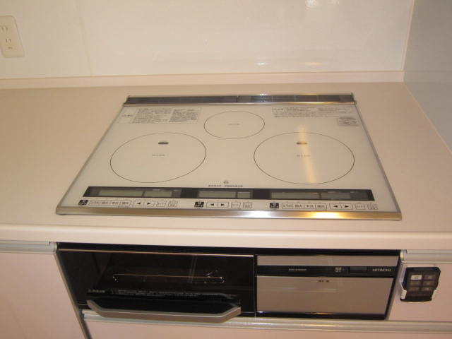 川口貸家のキッチン|IH３口コンロ
