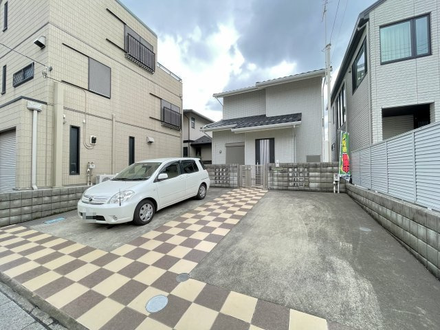 川口貸家の駐車場