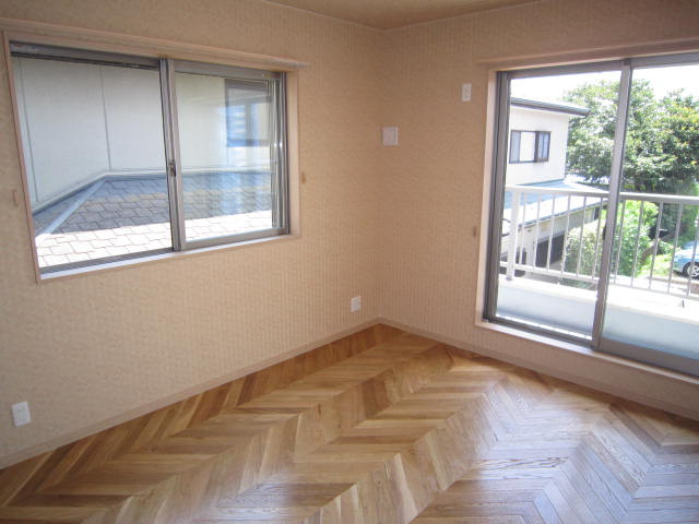 川口貸家の居間・リビング|2F洋室です。