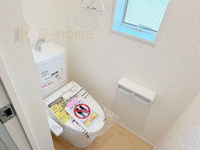 土浦市生田町第4　新築戸建て　2号棟のトイレ|温水洗浄便座付きのトイレ。
トイレが２ヵ所設置で朝の忙しい時間でも安心です。