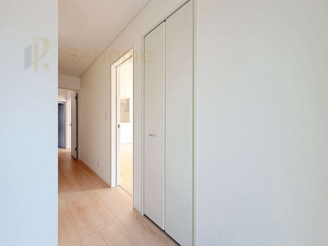 土浦市生田町第4　新築戸建て　2号棟の収納|掃除用具などの収納に便利なホール収納！家族で活用できる嬉しい収納スペース♪