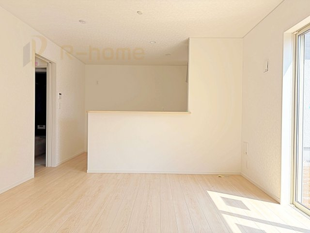 土浦市生田町第4　新築戸建て　2号棟のキッチン|リビングで遊ぶお子様にも目が届くカウンターキッチン！
