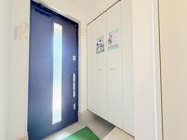 土浦市生田町第4　新築戸建て　4号棟の玄関|気持ちよくご家族やゲストを送迎できる穏やかな雰囲気の玄関♪大きな下駄箱で玄関廻りスッキリ♪