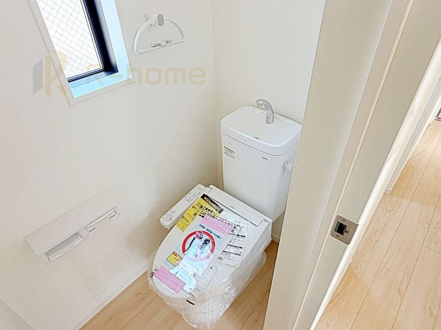 土浦市生田町第4　新築戸建て　4号棟のトイレ|温水洗浄便座付きのトイレ。
トイレが２ヵ所設置で朝の忙しい時間でも安心です。