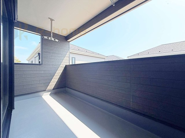 土浦市生田町第4　新築戸建て　4号棟のバルコニー|急な雨でも安心のインナーバルコニー♪忙しいご夫婦も大満足♪