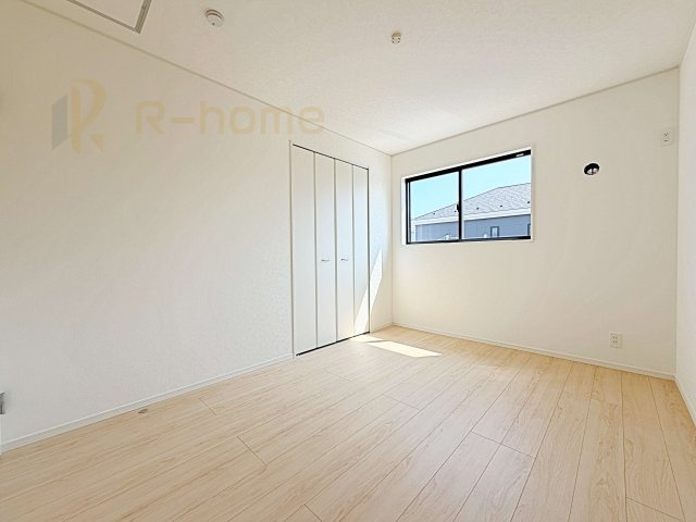 土浦市生田町第4　新築戸建て　4号棟の洋室|どんな部屋家具も合わせやすいシンプルな洋室！
たっぷりの日差しと心地よい風が舞い込む住まい♪