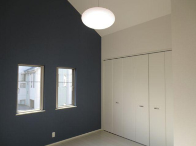 【洋室】 | 堺市中区平井　中古戸建 | 洋室7.7帖。大型ベッドも設置可能でご夫婦の寝室にもオススメ！お好きなインテリアを揃え、お部屋作りをお楽しみください。