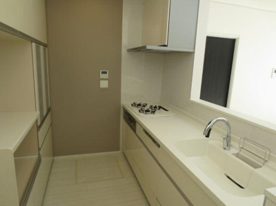 【キッチン】 | 堺市中区平井　中古戸建 | 寒い冬でも足元ポカポカ床暖房完備！収納豊富なキッチンで、調理スペースを広くお使いいただけます。作業も捗りそうですね。