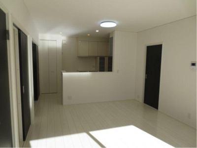 【居間・リビング】 | 堺市中区平井　中古戸建 | 調理中でもリビングやダイニング、隣接する和室の様子も見守れる対面式キッチンを採用。17.3帖の広々LDKで団らんのひと時をお過ごしください！