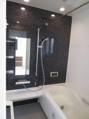 【浴室】 | 堺市中区平井　中古戸建 | 湯船に浸かって、一日の疲れを癒していただけるバスルーム。ご家族一緒に、癒しのバスタイムをお楽しみいただけます！