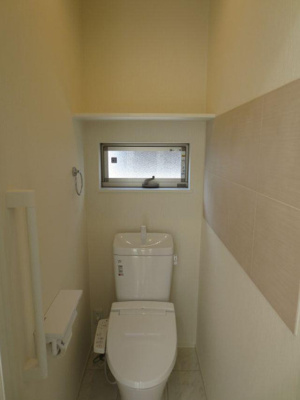 【トイレ】 | 堺市中区平井　中古戸建 | カバーなしでも便座はポカポカな温水洗浄便座付トイレ。汚れてもサッと一拭きで綺麗に！お掃除簡単で衛生的ですね。各階に設置！