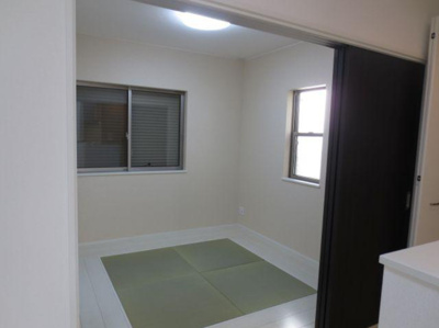 【和室】 | 堺市中区平井　中古戸建 | 和室4.5帖。コンパクトながら多用途に活用いただける便利な空間！お子様のお昼寝やプレイスペース、客間などにも重宝します。