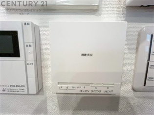 床暖房は、効率的な暖房システムであり、床からの温かさが快適な環境を提供します。床全体が均一に暖まり足元からの暖かさが感じられます。また空気の循環が少ないため、ホコリやアレルゲンの拡散を抑えます。
