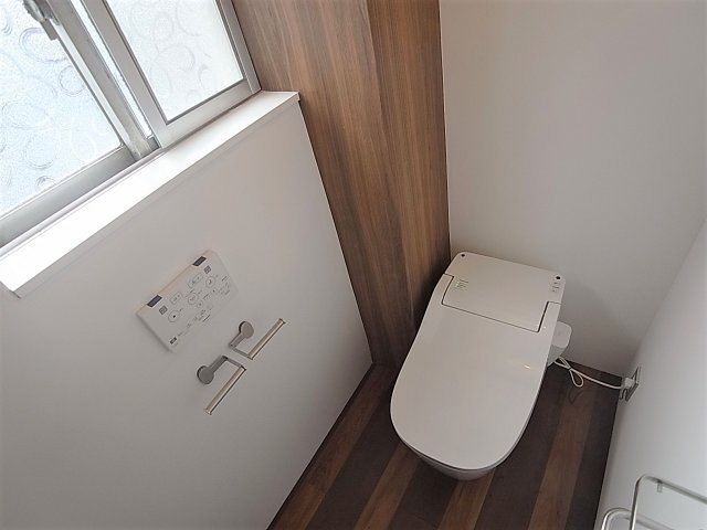 Authent神戸南のトイレ|明るく換気の良いトイレウォシュレット