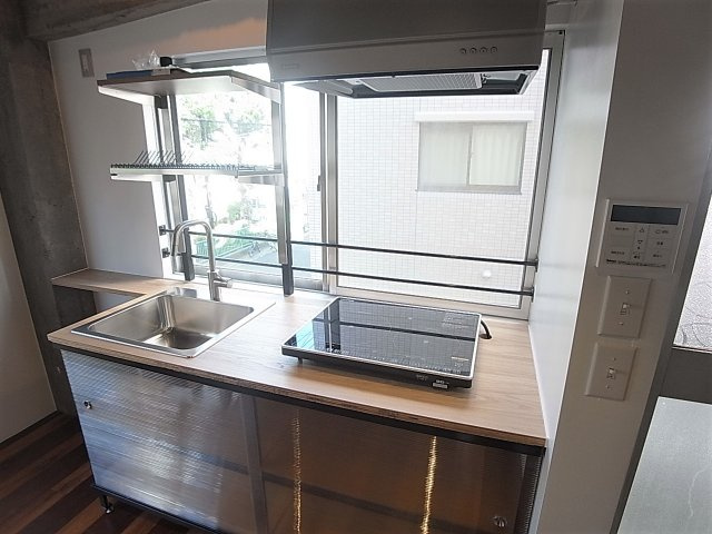 Authent神戸南のキッチン|３口IHキッチン。窓があって明るく換気も良好