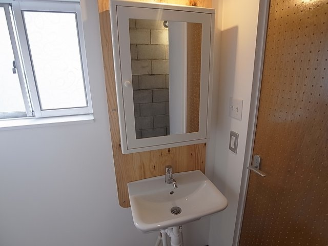 Authent神戸南の洗面所|収納棚も付いた洗面