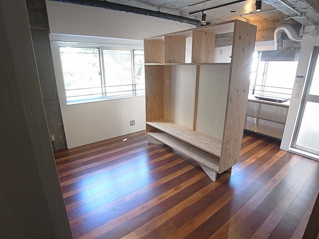 Authent神戸南の居間・リビング|痛風・採光ともに良好なお部屋です