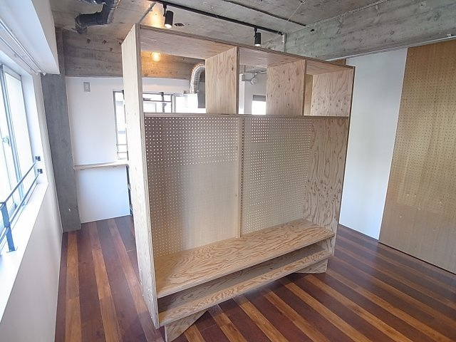 Authent神戸南のその他|仕切りにもなる棚も完備