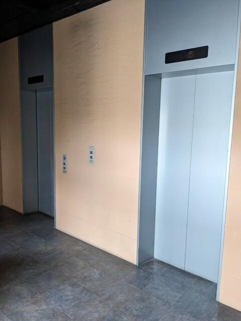 レイヴェル３１の居間・リビング|エレベーター２基あり 