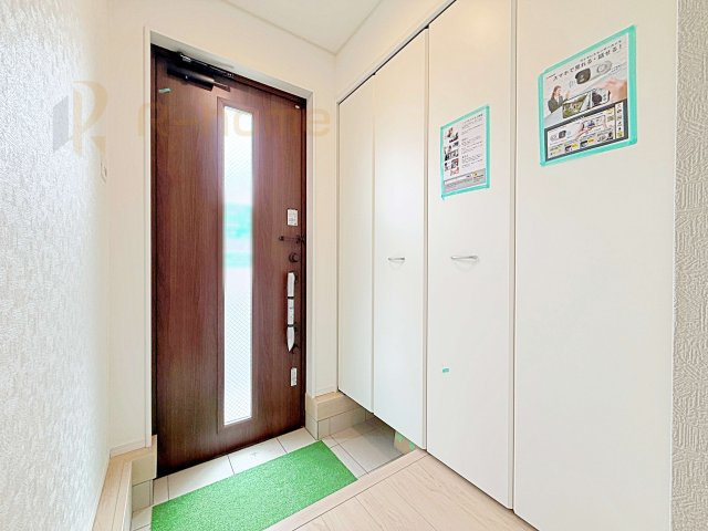 土浦市生田町第4　新築戸建て　6号棟の玄関|気持ちよくご家族やゲストを送迎できる穏やかな雰囲気の玄関♪大きな下駄箱で玄関廻りスッキリ♪
