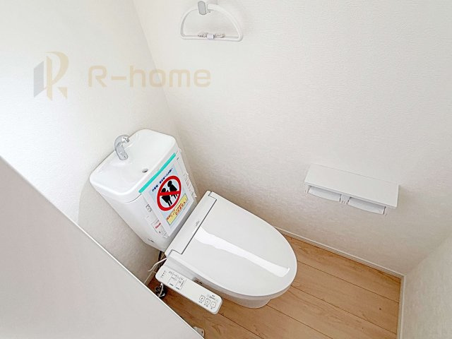 土浦市生田町第4　新築戸建て　6号棟のトイレ|温水洗浄便座付きのトイレ。
トイレが２ヵ所設置で朝の忙しい時間でも安心です。