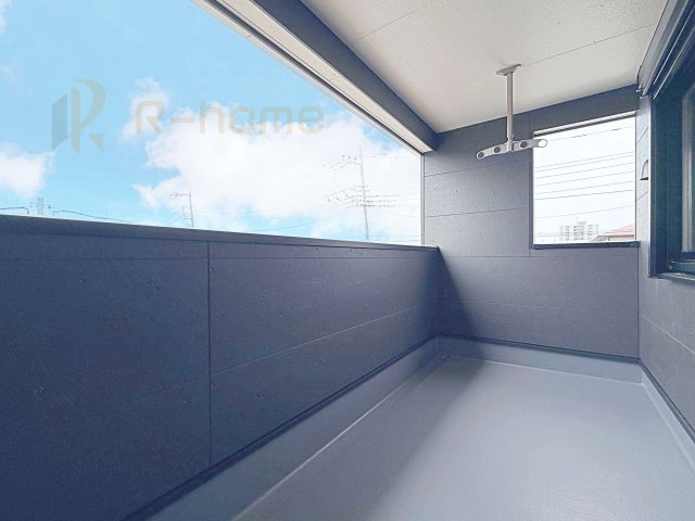土浦市生田町第4　新築戸建て　6号棟のバルコニー|急な雨でも安心のインナーバルコニー♪忙しいご夫婦も大満足♪