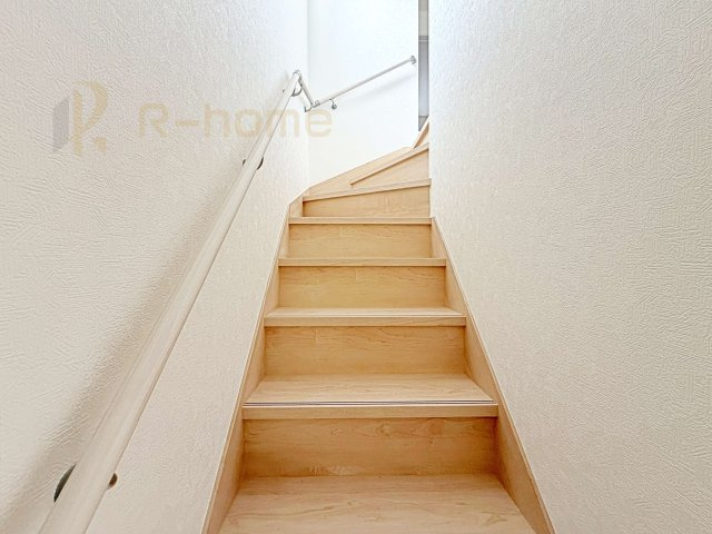 土浦市生田町第4　新築戸建て　6号棟の内装|手すりのついた階段！小さなお子様の利用も一安心です♪