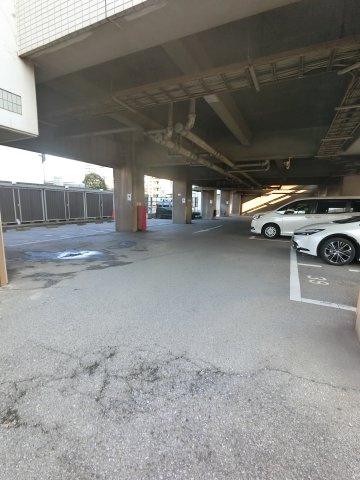 ロイヤルステージ本千葉の駐車場